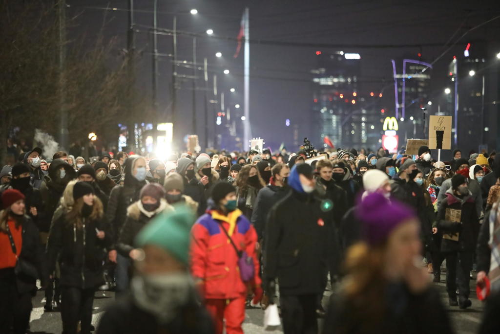 Miles de manifestantes se movilizan tras veto al aborto en Polonia