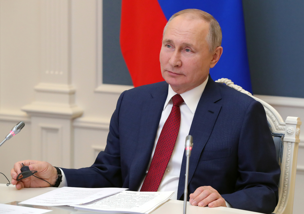 Putin firma extensión de tratado nuclear