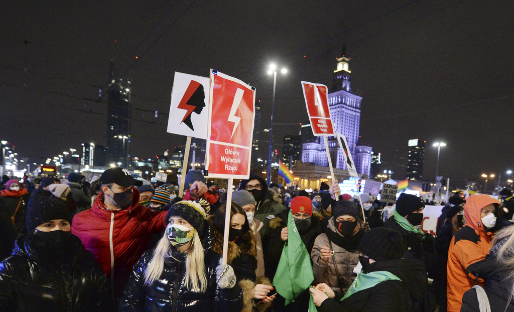 Se movilizan mujeres en Polonia por veto al aborto