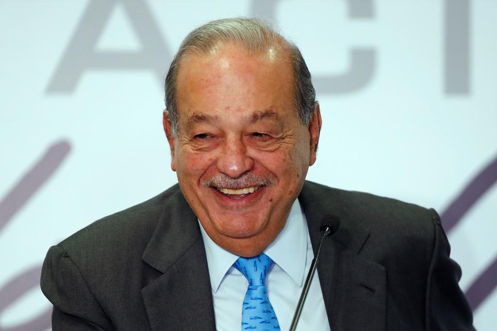 Carlos Slim se recupera de COVID desde su casa
