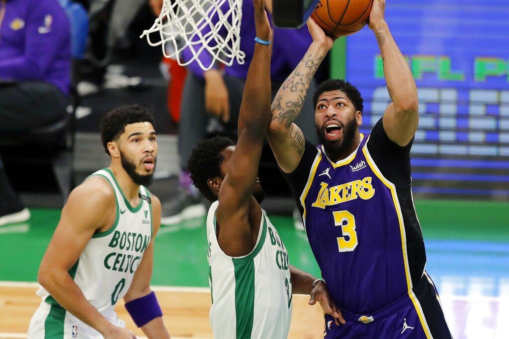 Lakers respiran tras una victoria ajustada  ante los Celtics