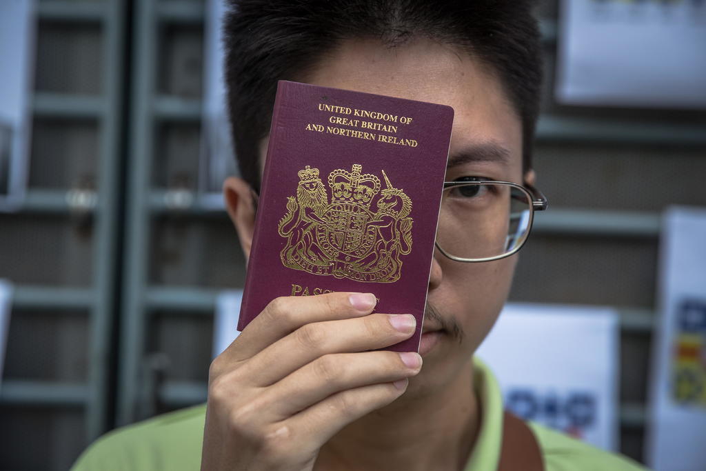 Miles de habitantes de Hong Kong emigran a Reino Unido