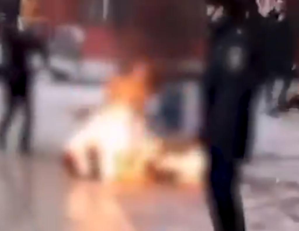Hombre se prende fuego en plena calle y sobrevive