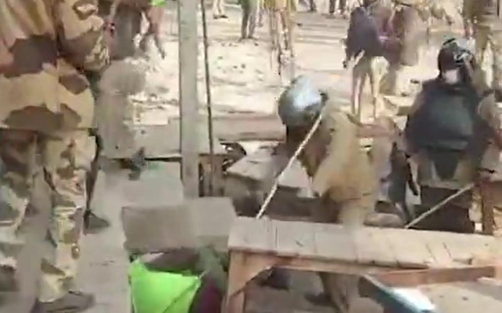 Graban a doctores y voluntarios siendo golpeados por policías antiprotesta en India