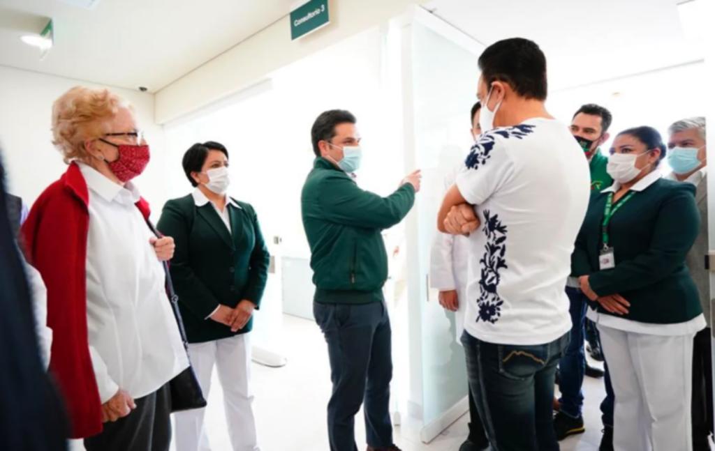 Zoé Robledo y Omar Fayad supervisan área COVID en hospital en Pachuca