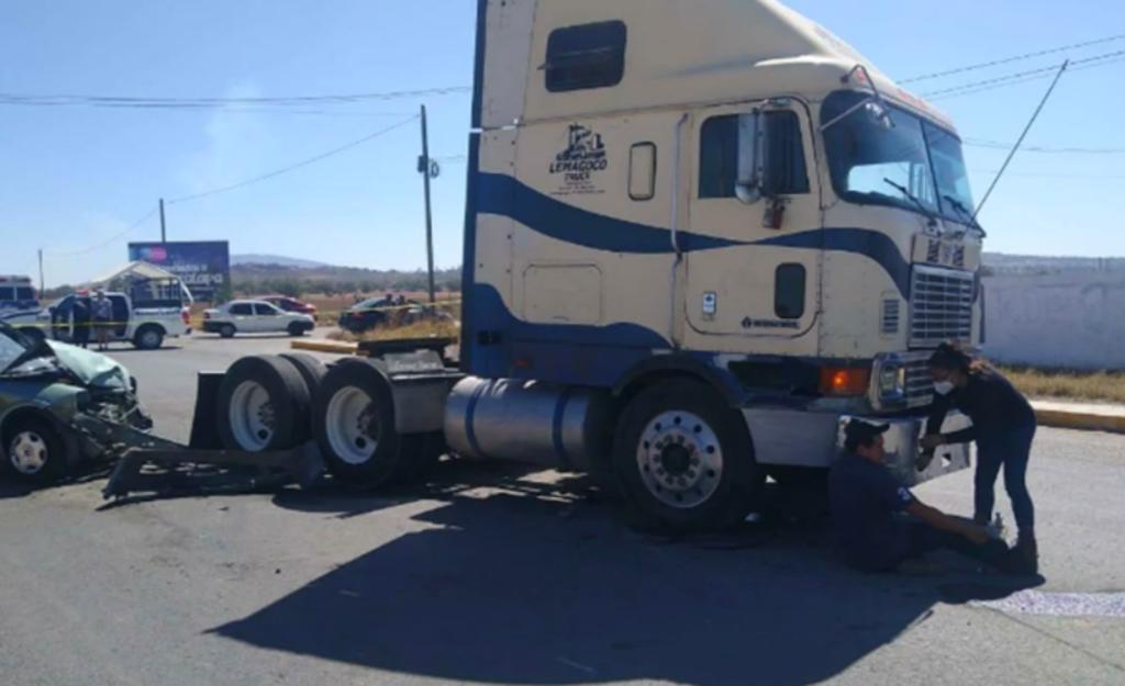Camión evade filtro sanitario de COVID; atropella y mata a una regidora en Edomex