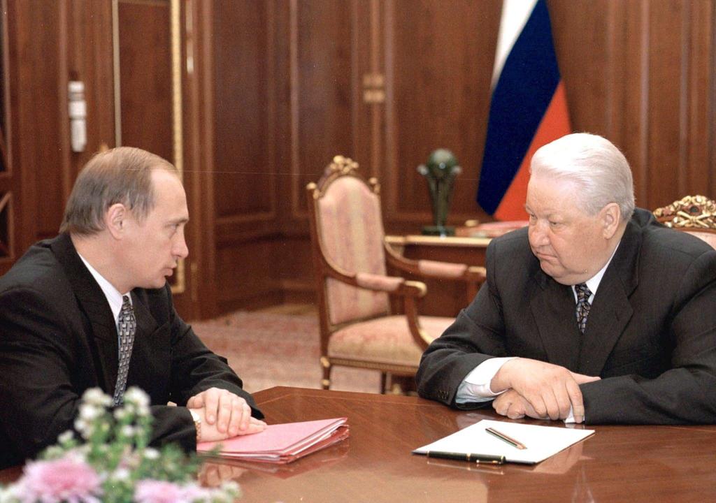 Ride Putin homenaje al primer presidente de Rusia, Boris Yeltsin