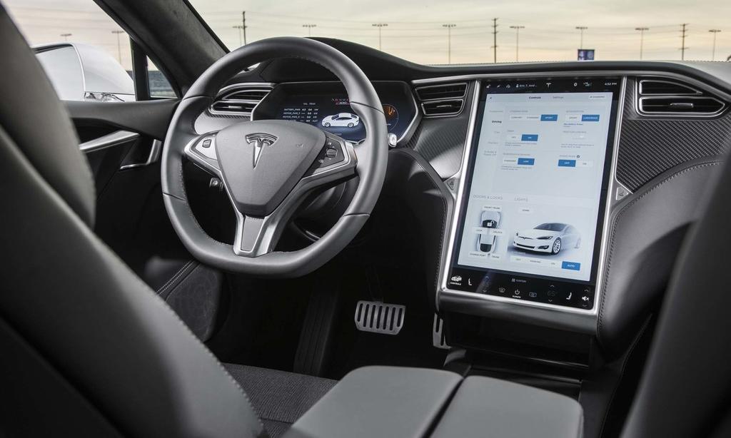 Tesla llama a revisión 134,951 vehículos por defecto en pantalla táctil
