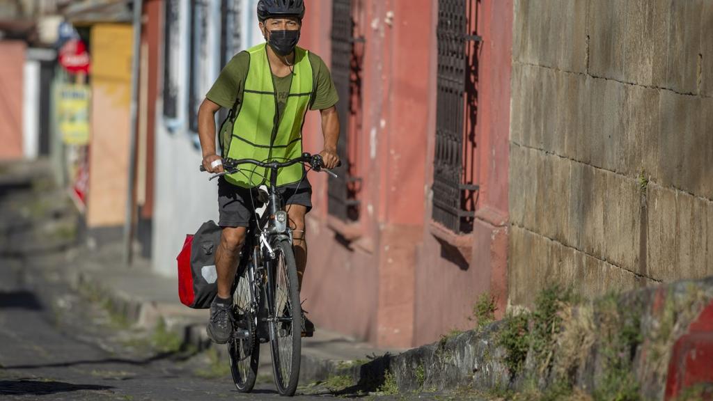 Con su bicicleta, Bonifacio ayuda a alimentar niños pobres en Guatemala
