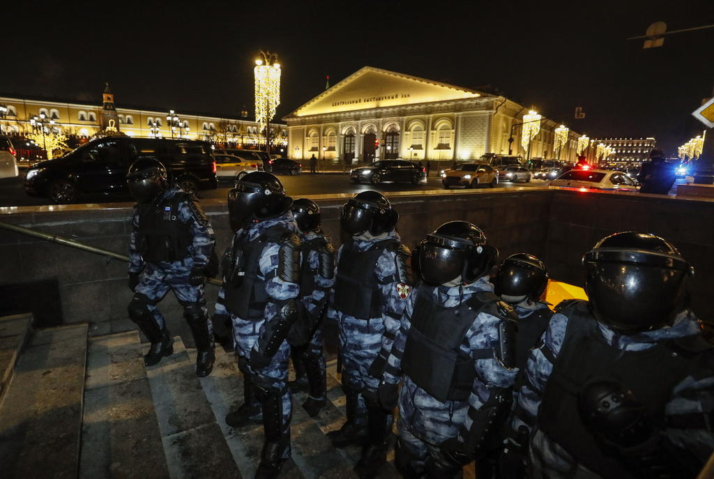 Llama Navalni a protestar cerca del Kremlin; la policía cierra la Plaza Roja