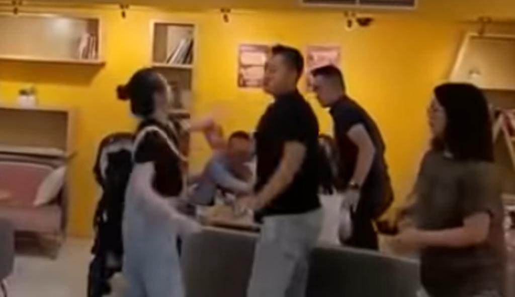 Mujer es golpeada tras supuestamente reclamar sus impagos en una tienda de té