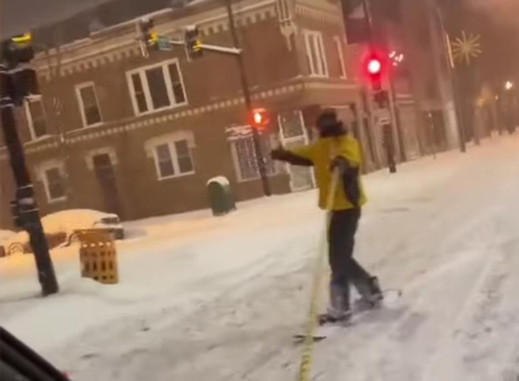 Joven aprovecha las nevadas en Chicago y esquía sobre las calles