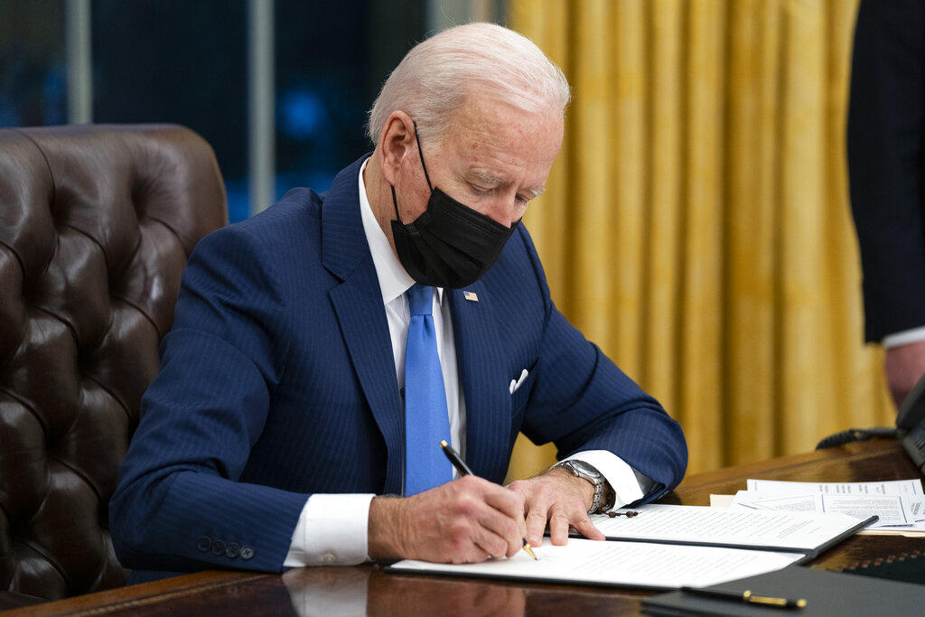 Biden firma nuevas reformas migratorias; reunificarán familias separadas por Trump