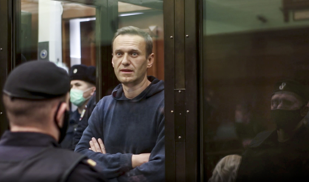 Justicia rusa condena a Navalni a prisión