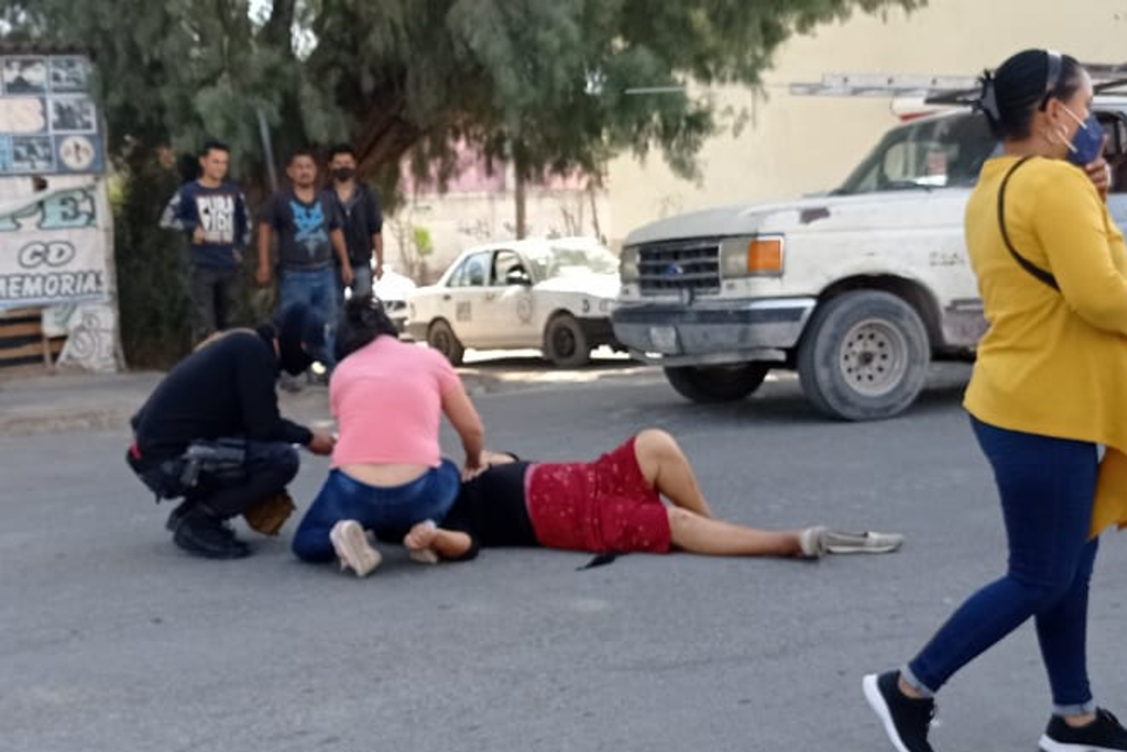 Camioneta arrolla a mujer en El Refugio de Gómez Palacio