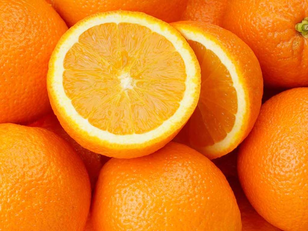 Viajeros comen 30 kilos de naranjas para no pagar sobrepeso de equipaje