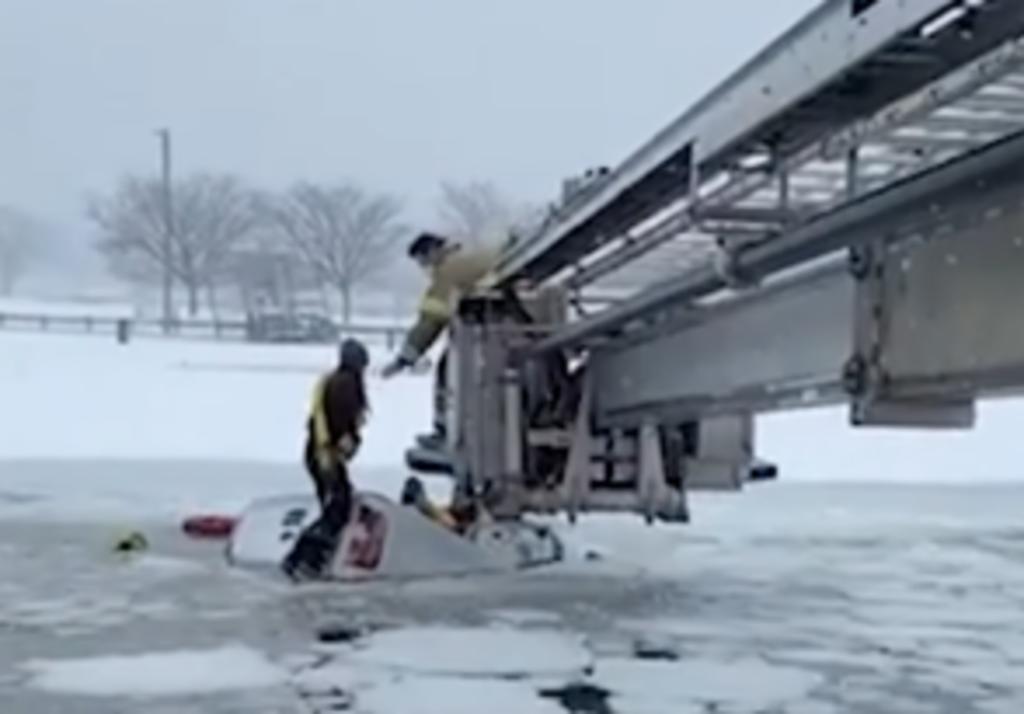 Rescatan a dos personas de una camioneta que se estaba hundiendo en un estuario congelado