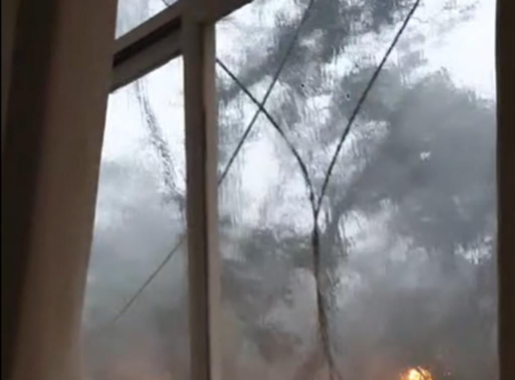 Mujer capta el momento en el que una rama de árbol rompe su ventana durante una tormenta
