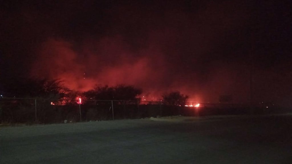 Extenso incendio cubre terreno del exTianguis el Auto