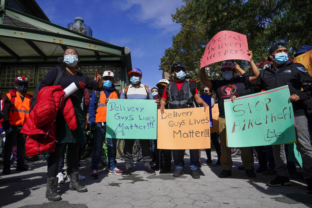 Trabajadores de restaurantes en Nueva York celebran acceso a vacuna contra COVID-19