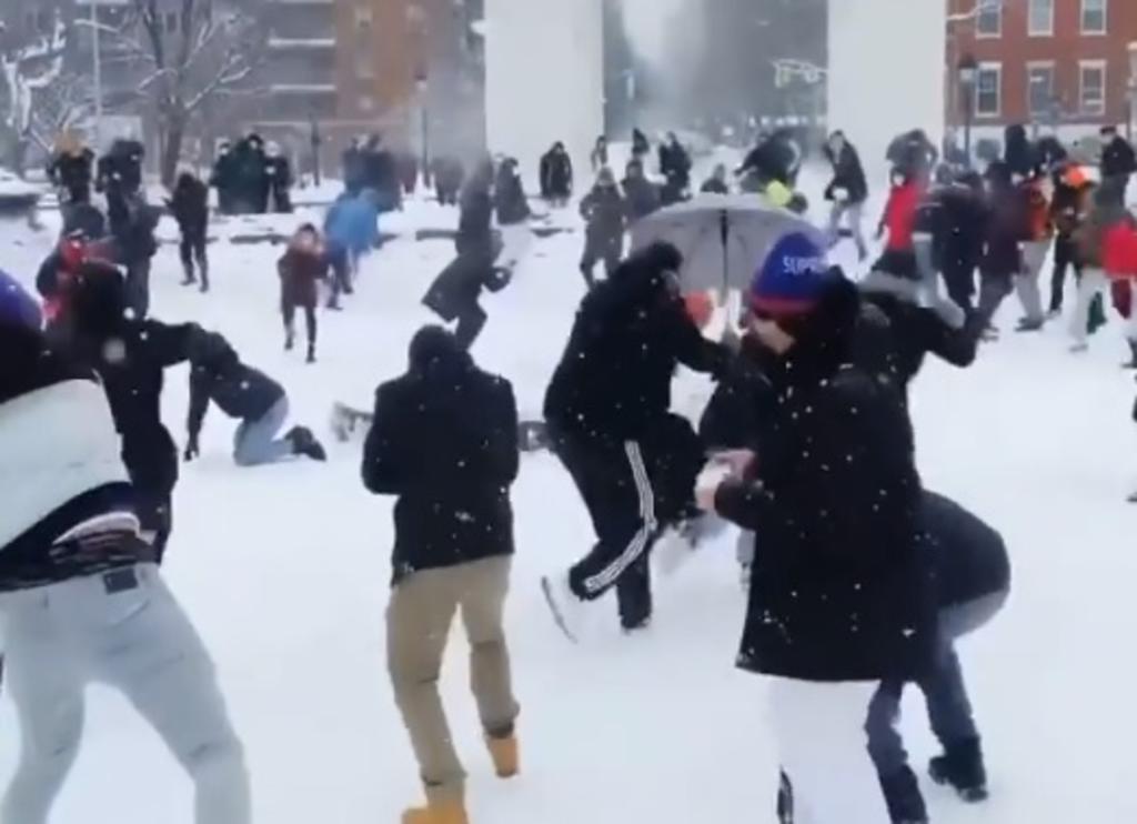 Neoyorquinos aprovechan tormenta invernal para tener batalla de bolas de nieve