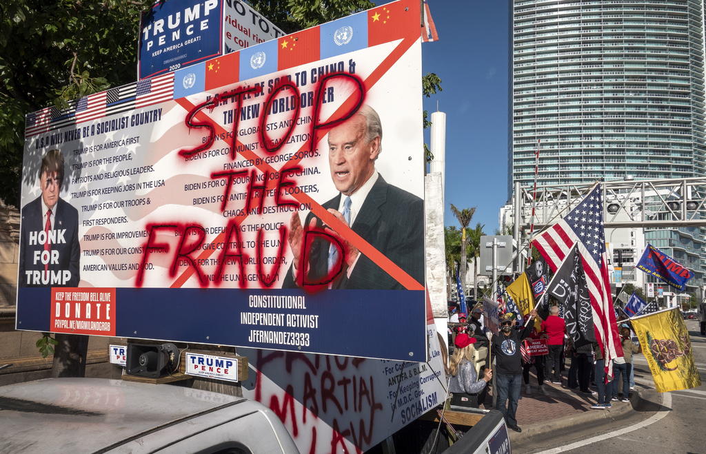 Demandan a Fox News por 'desinformar' con teoría de fraude electoral de EUA