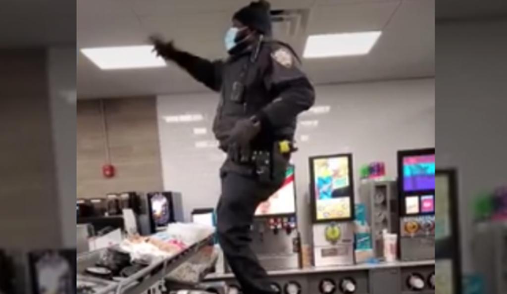 Policía graba un TikTok bailando sobre un mostrador y es transferido como castigo