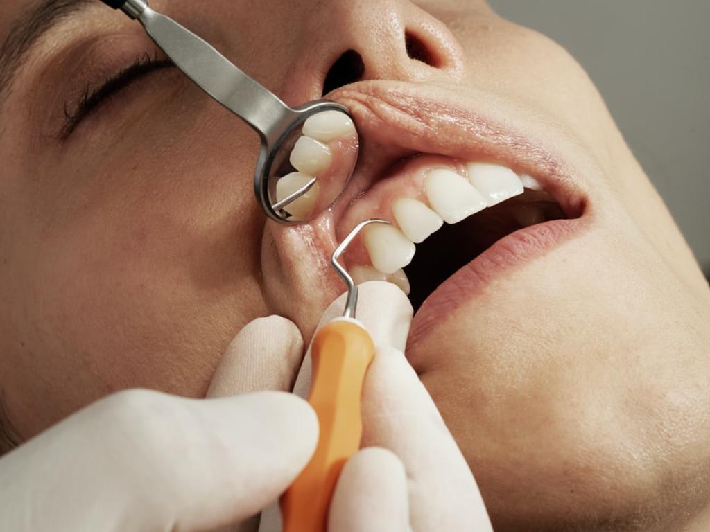 Falta de higiene dental puede agravar el COVID-19: estudios