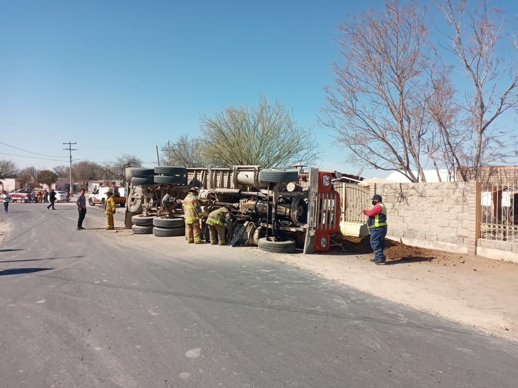 Camión aplasta camioneta en ejido de Gómez Palacio