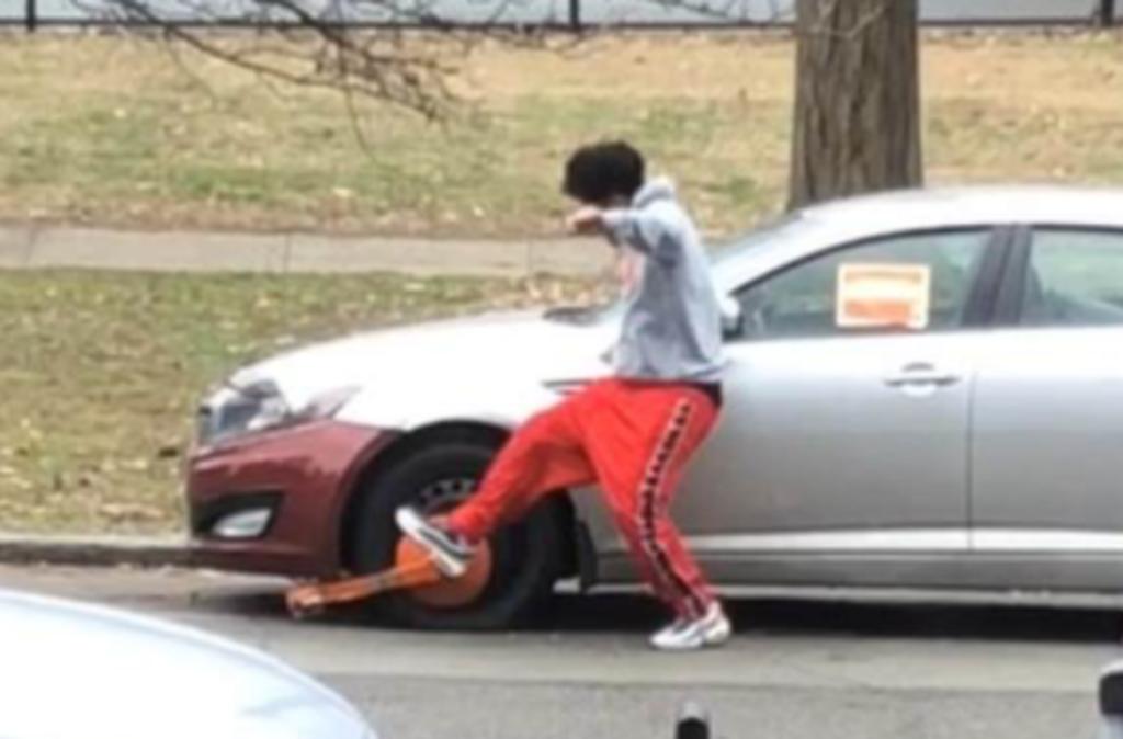 Motorista daña su auto al manejar con un cepo en una llanta y es ridiculizado en redes