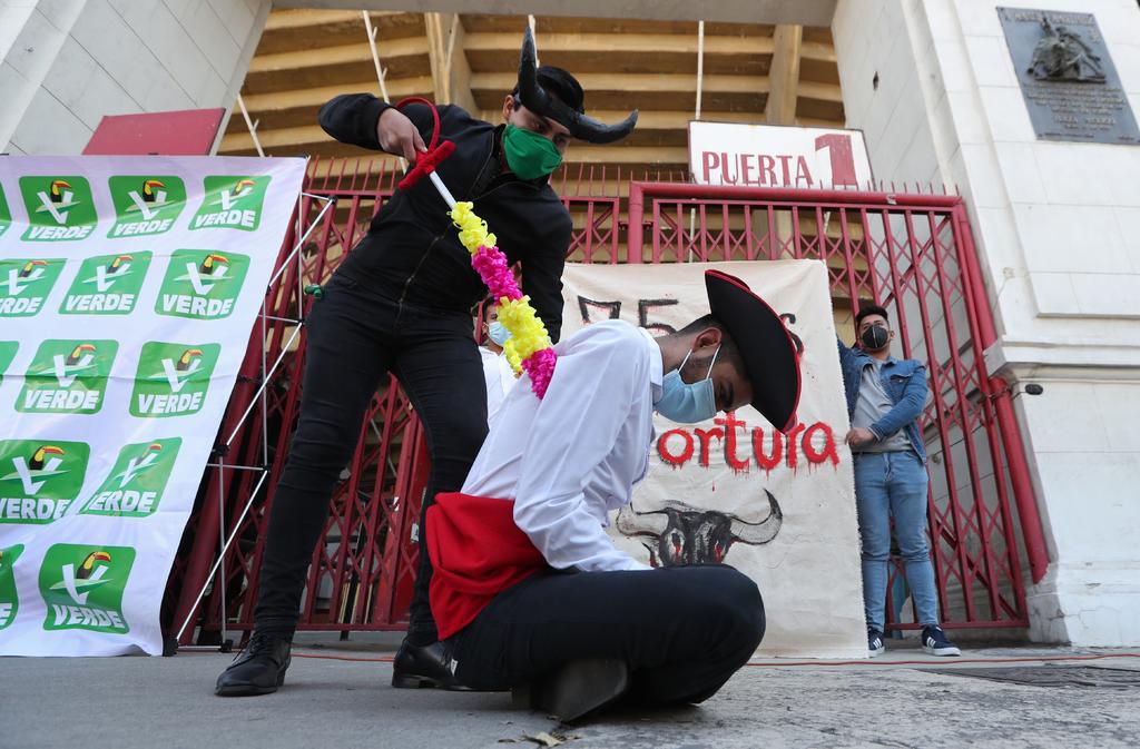 Piden abolir los toros en México en el 75 aniversario de la Monumental