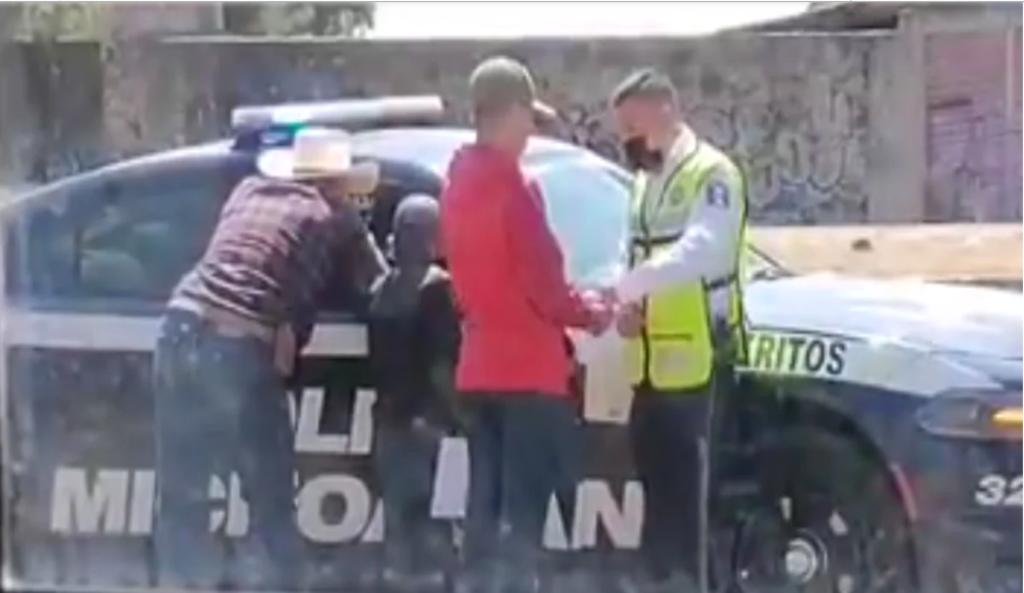 Investigan soborno captado en video a elemento de Policía Michoacán