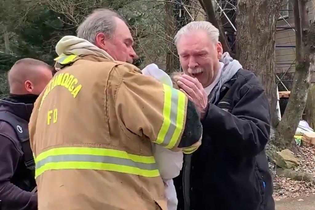 Hombre llora tras reunirse con su perro que fue rescatado del incendio de su casa