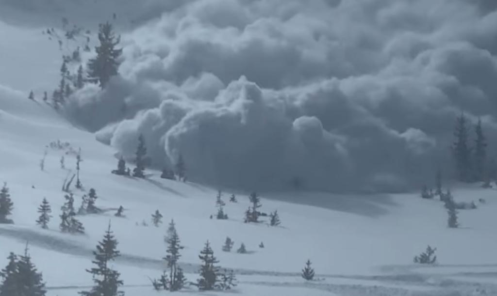 Esquiadores graban el momento en que son alcanzados por una avalancha