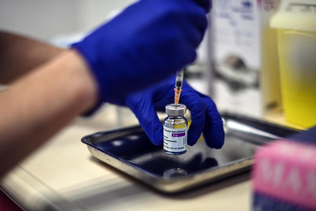 Modificará AstraZeneca su vacuna para variante sudafricana