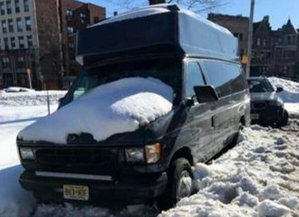 Mujer de 77 años queda atrapada en su vehículo bajo la nieve varios días