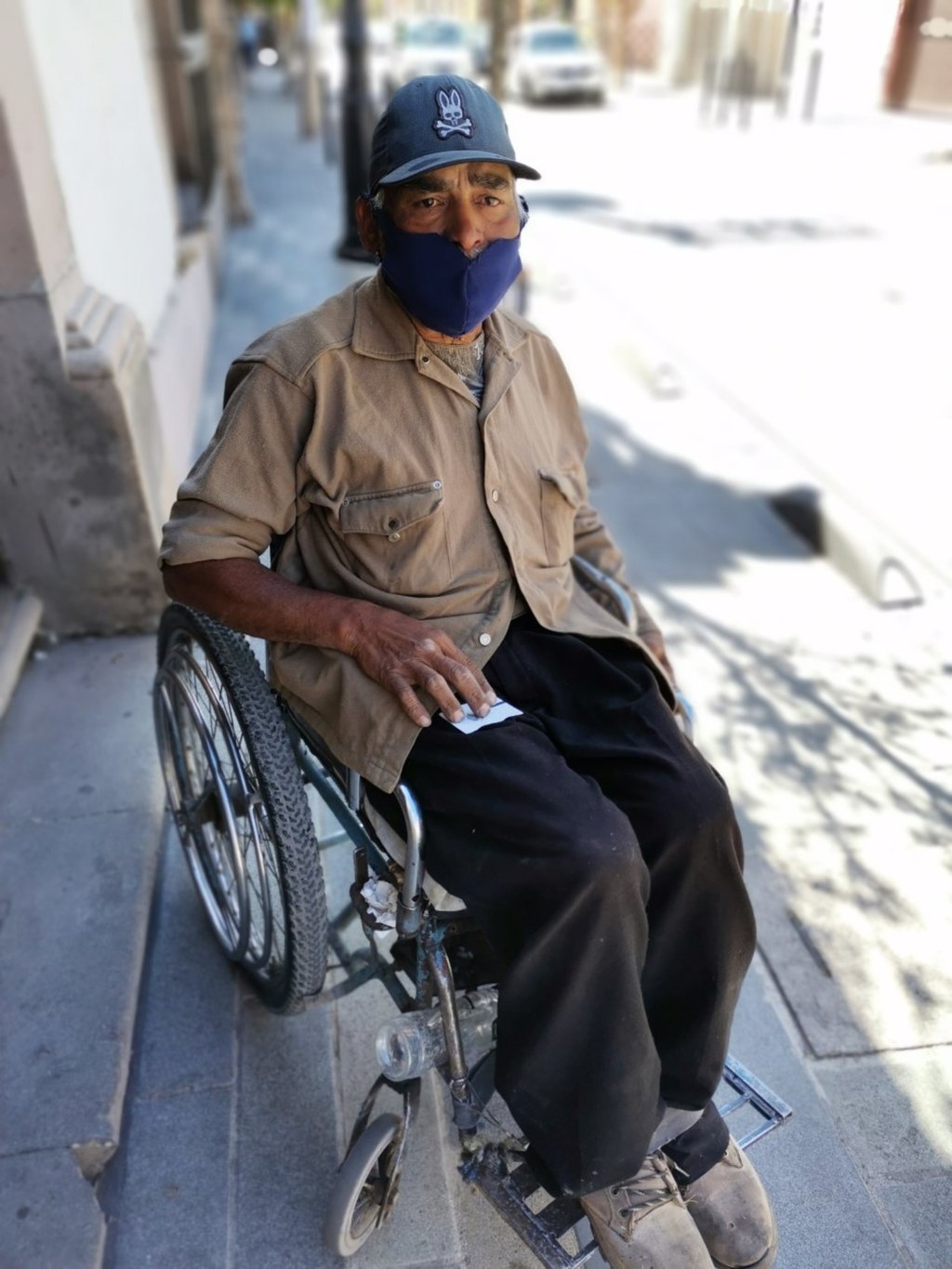 Desde San Dimas y en silla de ruedas, hombre busca ayuda de diputados