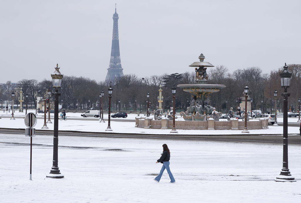 Nieve tiñe de blanco la capital francesa y congela la Torre Eiffel