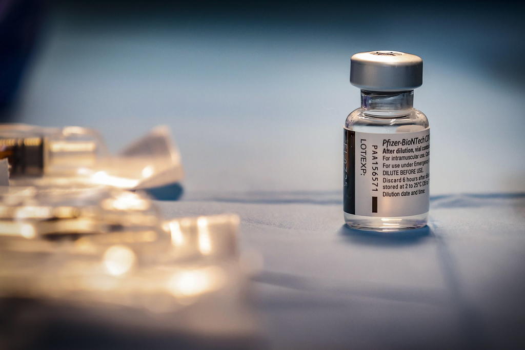 Vacunas de Moderna y Pfizer, menos eficaces contra algunas variantes