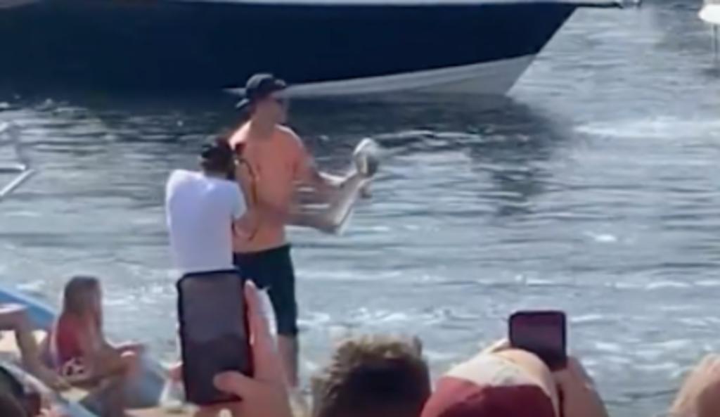 Tom Brady es grabado aventando el trofeo 'Vince Lombardi' de un barco a otro