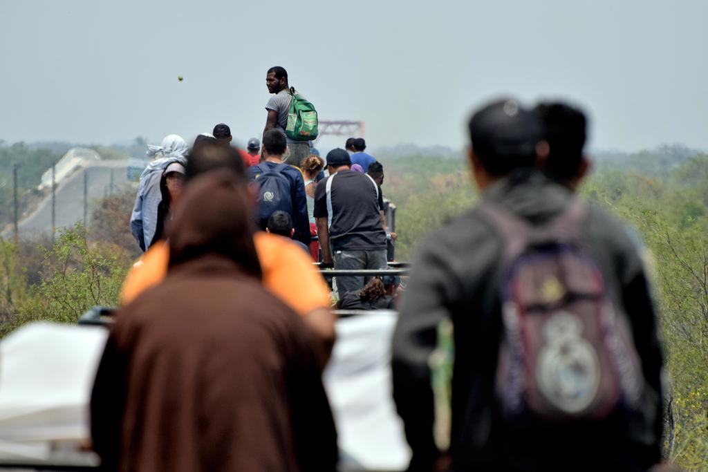 Llama AMLO a migrantes a no dejarse engañar por 'polleros'