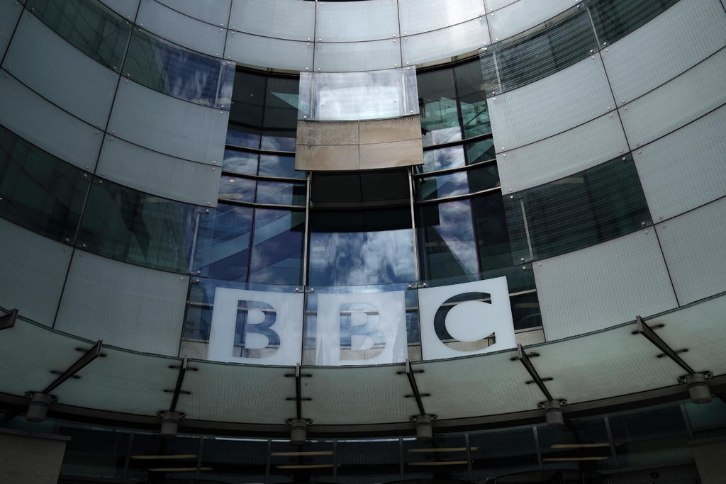 Prohíbe China transmisión de la BBC en aparente represalia