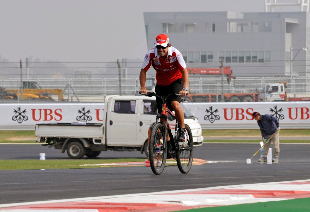 Alonso, atropellado en bicicleta