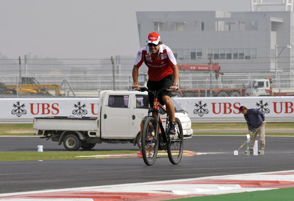 Fernando Alonso se recupera de operación tras accidente en bicicleta