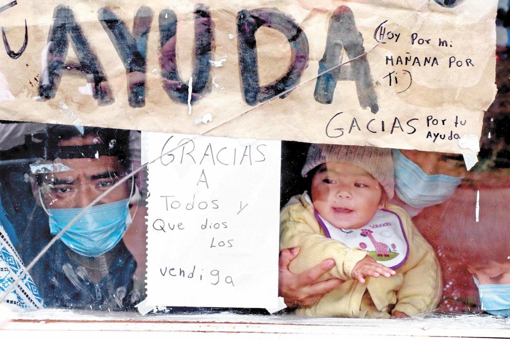 Con carteles, familia contagiada de COVID-19 pide ayuda en Puebla