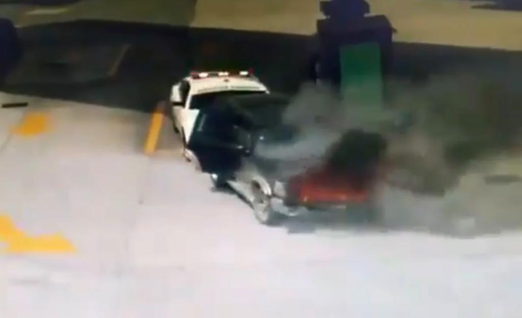 VIDEO: Guardia Nacional empuja camioneta en llamas y evita explosión en gasolinera