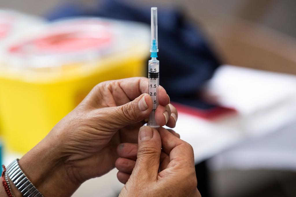 Advierte OMS que vacunados contra COVID pueden contagiar a otras personas