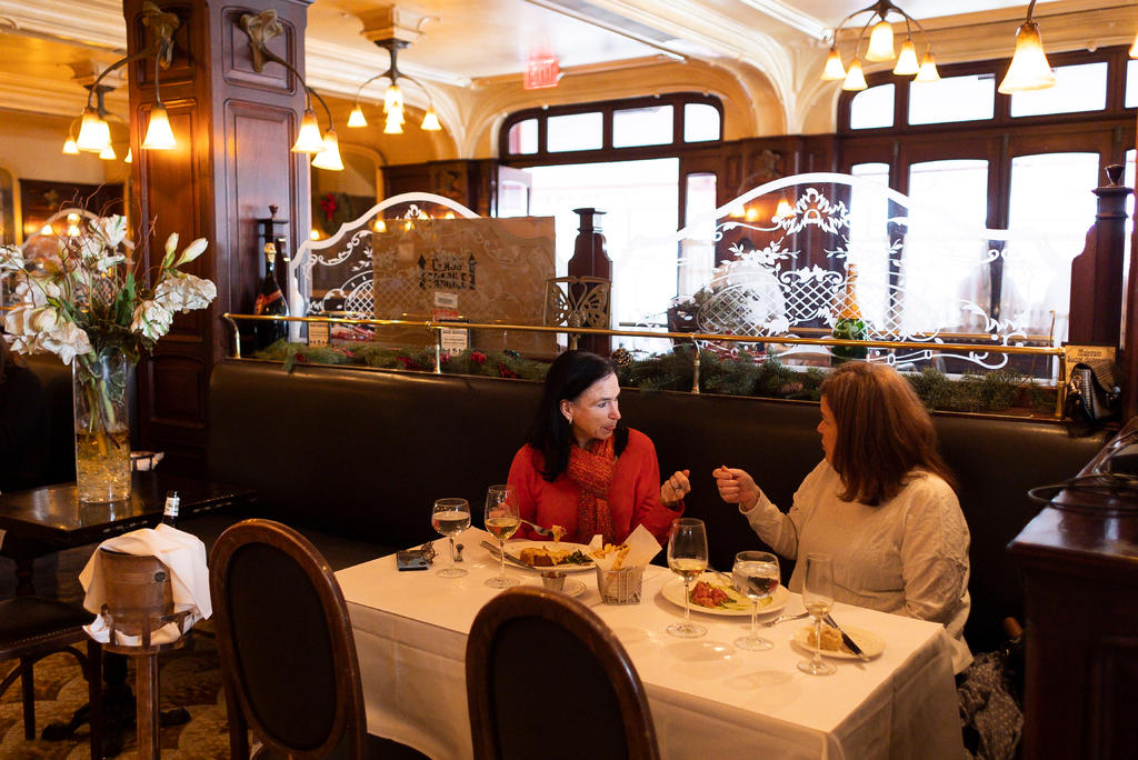 Nueva York abrirá al 25% de su capacidad bares y restaurantes en interiores