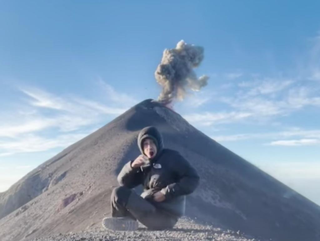 Volcán hace erupción y es grabado por un joven que meditaba frente a él