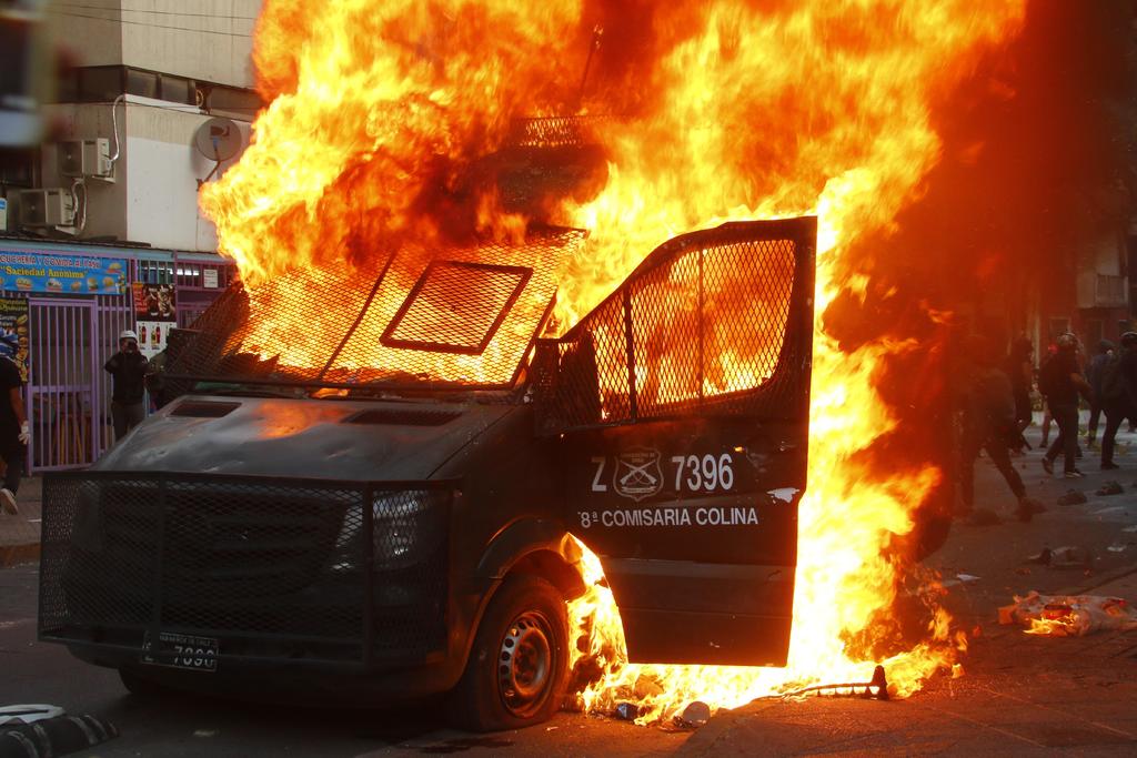 Queman un furgón policial en un nuevo viernes de protestas en Chile